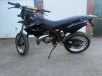 Nette Derbi Xtreme brommer met kenteken, Fietsen en Brommers, 6 versnellingen, Gebruikt, Derbi, Maximaal 45 km/u