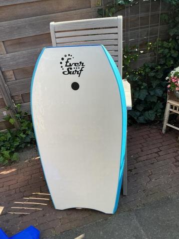 Body board watersport  spelen op het water beschikbaar voor biedingen