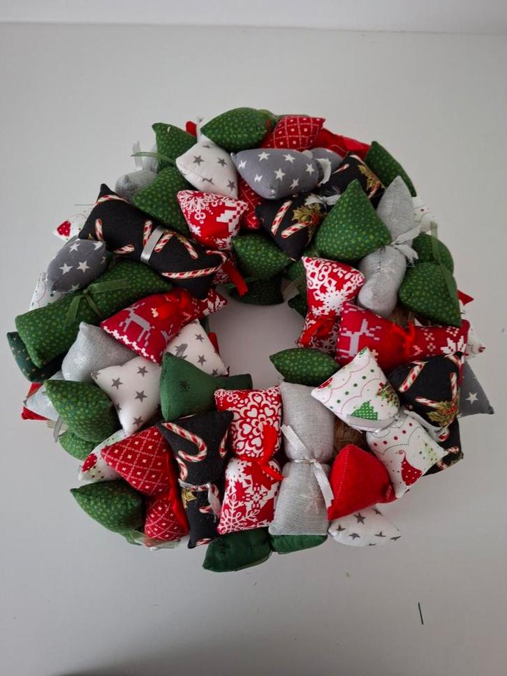 Kerstkrans van stofjes - Handgemaakt, Huis en Inrichting, Woonaccessoires | Kransen, Ophalen of Verzenden