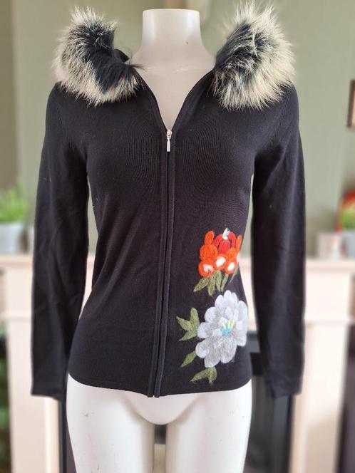 Leo Guy mooi zwart vest vilten bloemen 1 S 36 gratis verz, Kleding | Dames, Truien en Vesten, Zo goed als nieuw, Maat 42/44 (L)