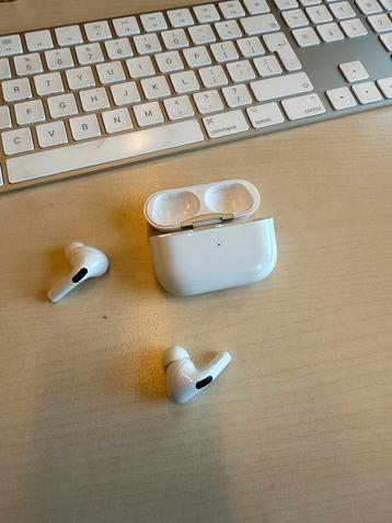 AirPods Pro 1 + USB-C kabel – Goed werkend beschikbaar voor biedingen