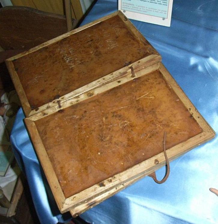 * GEZOCHT ! GEVRAAGD - BODEMVONDST WASPLANKJE 17e EEUW, Antiek en Kunst, Antiek | Gereedschap en Instrumenten, Verzenden