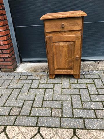 Prachtig oud zwaar eiken nachtkastje geloogd beschikbaar voor biedingen