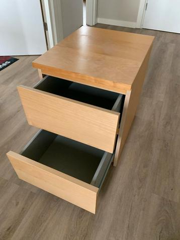 Nachtkastje met 2 laden beschikbaar voor biedingen