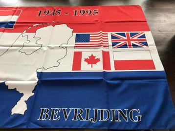 Grote Vlag van zijden materiaal van 1945 - 1995 met opdruk 