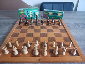Schaak/dam bord met Revanche schaak en Revanche damstukken beschikbaar voor biedingen