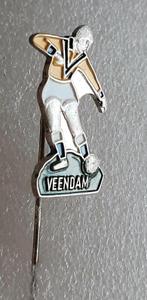 Speldje VEENDAM voetbalclub, speler met bal aan de voet., Verzenden, Gebruikt, Sport