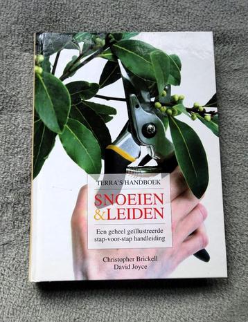 Terra's handboek Snoeien en Leiden - Christopher Brickell beschikbaar voor biedingen