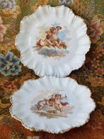Twee mooie antieke bordjes van porselein met putti's 21,5 cm