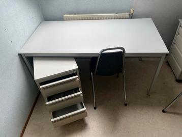 Stevige Bureau's met Ladeblokken beschikbaar voor biedingen