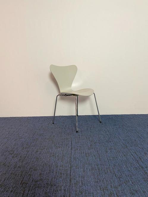 7 x Design vlinderstoel Fritz Hansen, lichtgrijs, chroom, Huis en Inrichting, Stoelen, Gebruikt, Vijf, Zes of meer stoelen, Hout