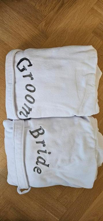 Ochtendjas 'Bride' en 'Groom'.  beschikbaar voor biedingen