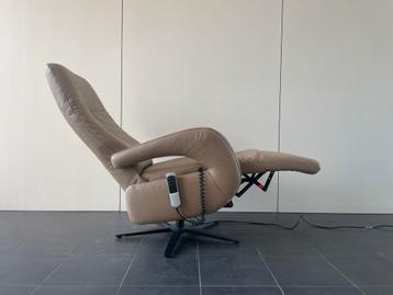 Prachtige beige leren sta op stoel / relax fauteuil beschikbaar voor biedingen