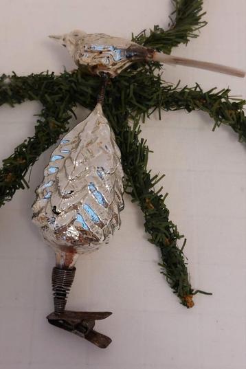 Oude Antieke kerstbal dennenboom met vogeltjes erop. beschikbaar voor biedingen
