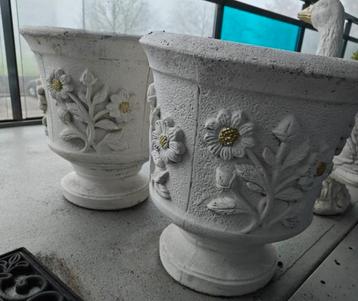 Twee massief grote betonnen bloempotten en twee kleine  beschikbaar voor biedingen