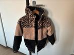 WE Fashion zwarte panterprint reversible winterjas mt134/140, Ophalen, Meisje, Zo goed als nieuw, WE Fashion