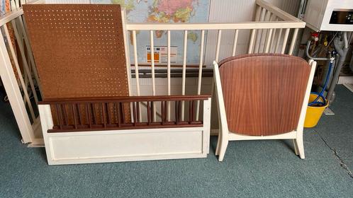 Antiek baby bedje van hout, Kinderen en Baby's, Kinderkamer | Bedden, Gebruikt, Minder dan 140 cm, 70 tot 85 cm, Ophalen