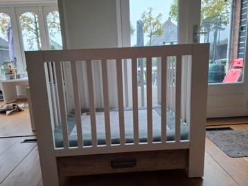 kidsmill box wit met houten lade in goede staat beschikbaar voor biedingen