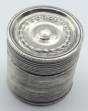 Muntendoosje, antiek Hollands zilver. 150 euro.