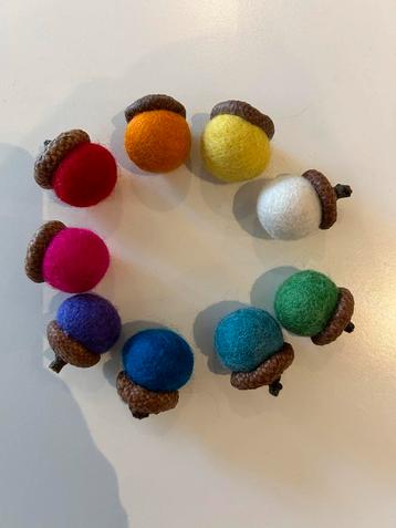 Wolvilten Eikels - Montessori Jaartafel Decoratie beschikbaar voor biedingen