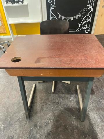 Vintage Schoolbankje met Stoel beschikbaar voor biedingen
