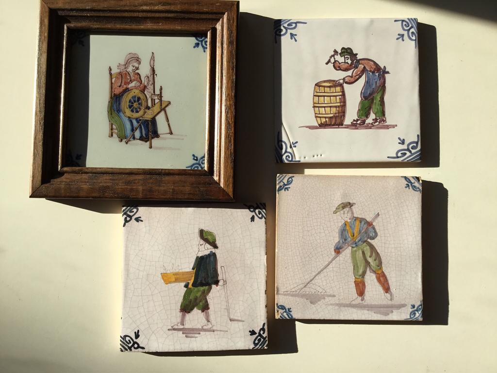 4 oude beroepen tegels ( in Hilversum ), Antiek en Kunst, Antiek | Wandborden en Tegels, Ophalen of Verzenden