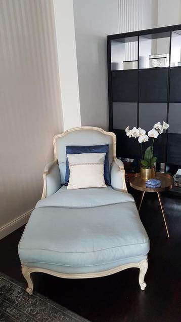 Prachtige fauteuilet footstoel met lichtblauwe stof beschikbaar voor biedingen