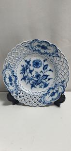 Meissen bord open gewerkte motieven, Antiek en Kunst, Antiek | Servies los, Ophalen of Verzenden