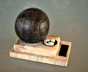 Voetbal Relikwie 1949 " The Golden Team " Gesigneerd Brons beschikbaar voor biedingen