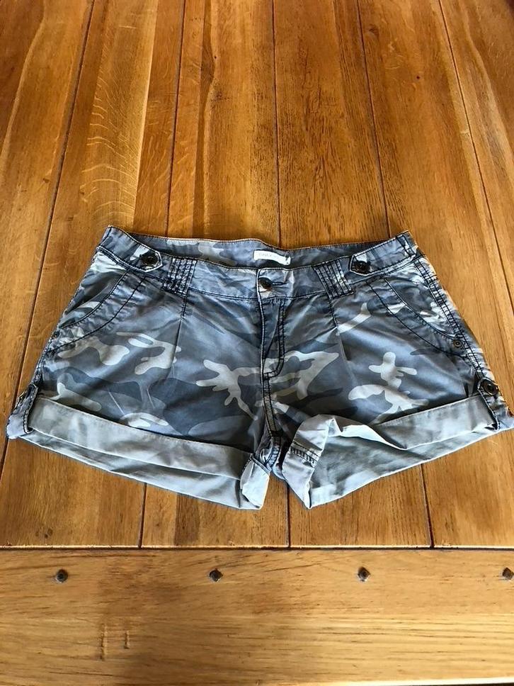 Groene Only camouflage short, maat 38, Kleding | Dames, Broeken en Pantalons, Zo goed als nieuw, Maat 38/40 (M), Groen, Kort, Verzenden