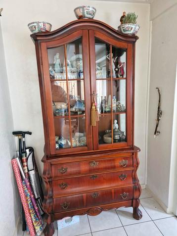Nette klassieke vitrine, ladenkast.  beschikbaar voor biedingen