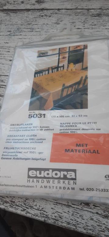 Voorbedrukt ontbijtlaken om te borduren compleet met garen beschikbaar voor biedingen