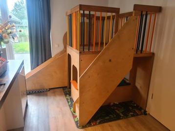 Stevig houten speelhuis voor de kleine ontdekkers ✨️ beschikbaar voor biedingen