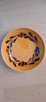 Okergele schaal met bruine bloemen., Huis en Inrichting, Keuken | Servies, Ophalen of Verzenden, Porselein, Overige stijlen, Schaal of Schalen