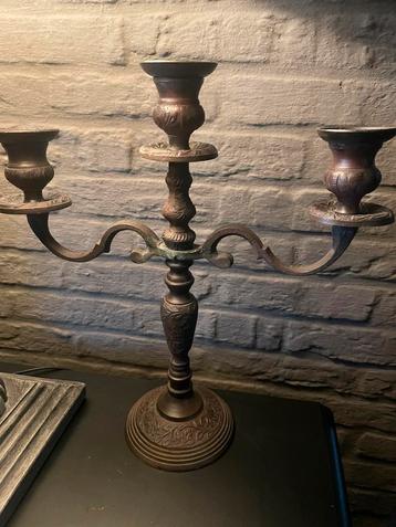 Metalen kandelaars beschikbaar voor biedingen