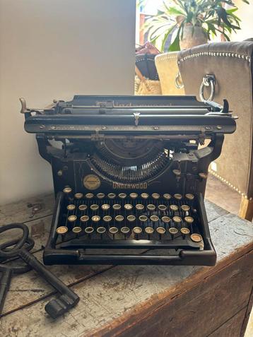 Antieke Underwood Typemachine beschikbaar voor biedingen