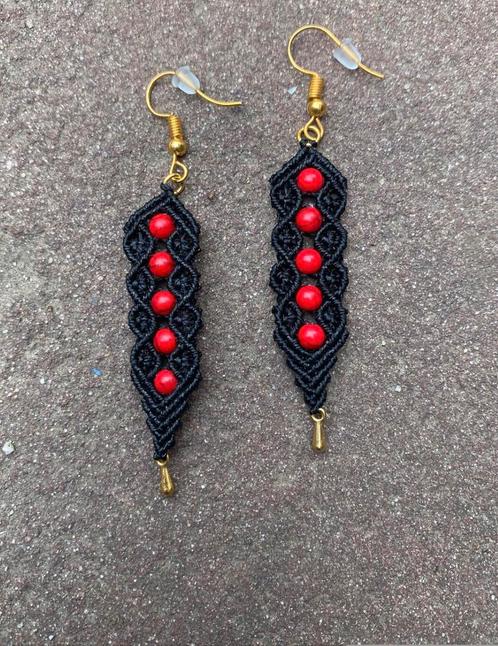 Zwart macramé oorbellen met rode turkoois – handgemaakt, Sieraden, Tassen en Uiterlijk, Oorbellen, Nieuw, Hangers, Zilver, Zwart