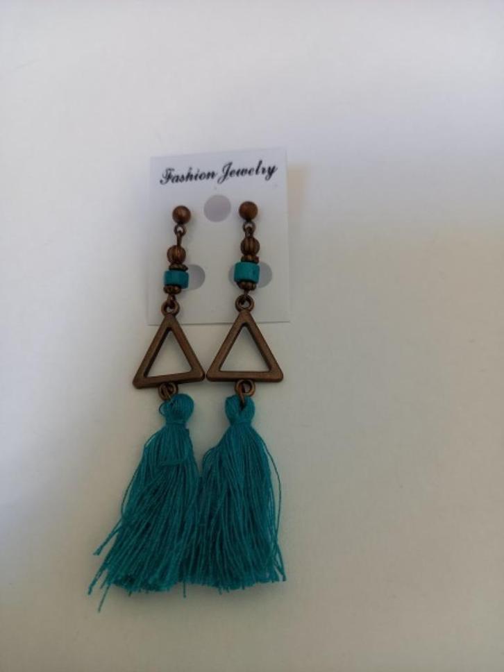 Oorknopjes lang rond bewerkt met kwast aqua blauw, Sieraden, Tassen en Uiterlijk, Oorbellen, Nieuw, Knopjes of Stekers, Overige materialen