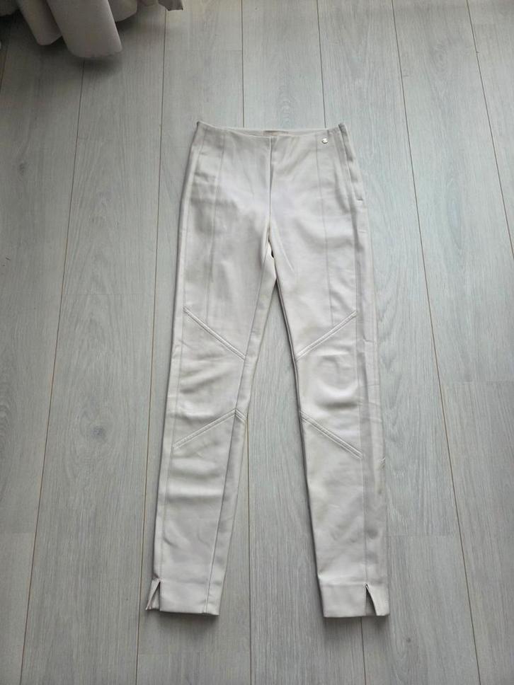 Josh V piu leren broek beige crème 34 XS nep leer, Kleding | Dames, Broeken en Pantalons, Zo goed als nieuw, Maat 34 (XS) of kleiner