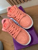 Nike SB dunk low ‘atomic pink’, Kleding | Dames, Schoenen, Ophalen of Verzenden, Nieuw, Roze, Sneakers of Gympen