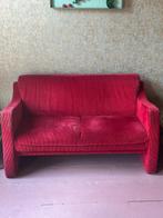 Rode corduroy bank in Gelderland/Leolux stijl, Huis en Inrichting, Banken | Bankstellen, Ophalen, Gebruikt, Gelderland Leolux