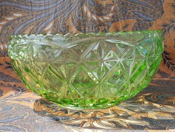 Mooie zware oude kom uit Engeland van groen glas 23 cm. beschikbaar voor biedingen