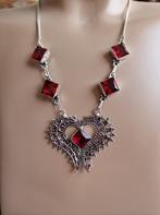 Leuke zilveren hartvorm ketting 50 cm rode stenen, Verzenden, Nieuw, Zilver, Met kristal