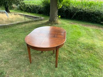 Antieke  eiken eettafel rond met extra tussenblad beschikbaar voor biedingen