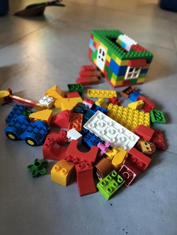 Duplo; bouwstenen en grondplaat beschikbaar voor biedingen