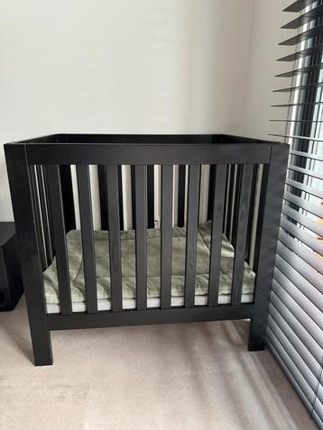 Zwarte verstelbare babybox beschikbaar voor biedingen