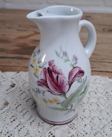 Frans handbeschilderd kannetje met tulp en bloemetjes beschikbaar voor biedingen