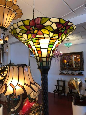 TIFFANY STIJL VLOERLAMPEN , tafel, wand, hang enz opvoorraad beschikbaar voor biedingen