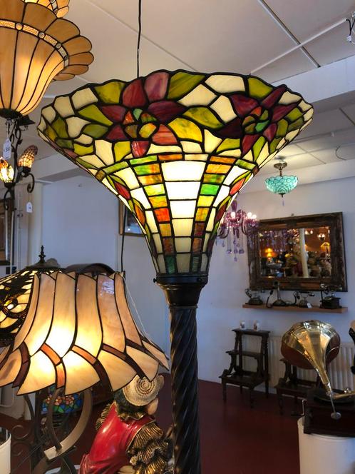 TIFFANY STIJL VLOERLAMPEN , tafel, wand, hang enz opvoorraad, Antiek en Kunst, Antiek | Lampen, Ophalen of Verzenden