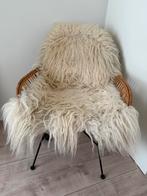 2 Rotan stoelen met (of zonder) schapenvacht, Huis en Inrichting, Stoelen, Ophalen, Gebruikt, Bruin, Twee